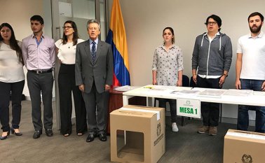 Los ciudadanos en el exterior puedan elegir al próximo presidente desde este lunes. Archivo La Opinión