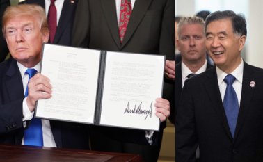 El presidente Donald Trump firmó las sanciones contra China en marzo. El vicepresidente chino Wang Wang se reunió con el secretario del Tesoro de Estados Unidos, Steven Mnuchin. AFP