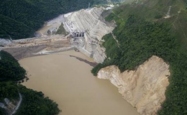 Bajo las condiciones actuales de casa de máquinas, trabajando a la mitad daría seis días para llegar a la meta del vertedero y dos o tres días para terminar la presa. Colprensa