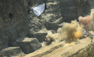 Por el túnel de desviación derecho del proyecto Hidroituango, que estaba obstruido desde la semana pasada, el lunes hubo una descarga de agua que obligó a encender de nuevo las alarmas.
 Colprensa