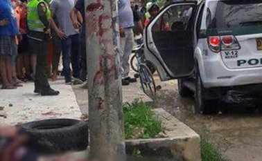 El hombre fue rescatado por miembros de la Policía Metropolitana que llegaron hasta el sitio y lograron quitárselo a la enardecida multitud. Tomada de Twitter