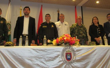 De izquierda a derecha: el comandante del Primer Distrito de Policía, mayor  Wilson Téllez; el director de la Cámara de Comercio, Carlos Solano; el delegado de la Gobernación, Alexander Cabeza; el comandante del Batallón García Rovira, coronel Wilson Rojas; la vicerrectora académica de Unipamplona, Laura Villamizar, y el vicerrector de investigaciones de Unipamplona, Óscar Gualdrón. Roberto Ospino