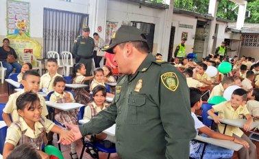 El coronel Javier Barrera Blanco, comandante de la Mecuc, compartió con los niños de la escuela. Policía Nacional