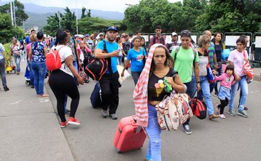 Diariamente, cerca de 35.000 venezolanos cruzan la frontera con Colombia, algunos para emigrar definitivamente ante la crisis que se vive en su país y otros para comprar medicinas y alimentos. Archivo La Opinión