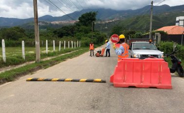 En la entrada al barrio Torcoroma se ejecuta un plan de recuperación de la carpeta asfáltica. Cortesía