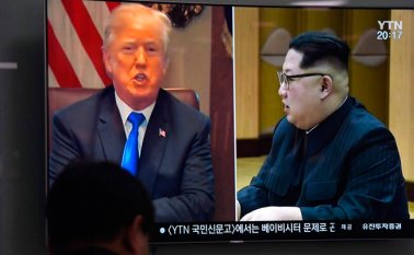 En Corea siguen por televisión la información sobre la cancelación de la reunión. AFP