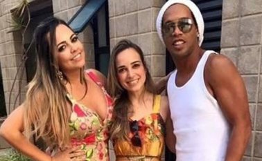 Ronaldinho Gaúcho supuestamente mantiene relaciones amorosas con Priscilla Coelho y Beatriz Sousa. Tomada de Twitter