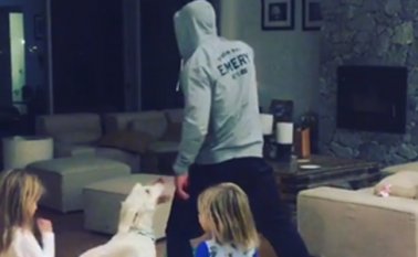 La cantante Miley Cyrus, es la novia de Liam Hemsworth, hermano del actor. Captura video Instagram