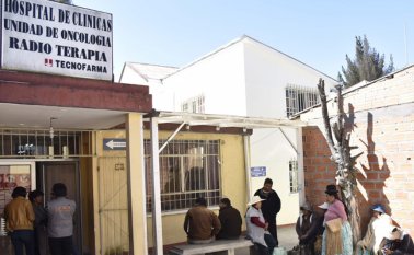 Pacientes con cáncer esperan ser atendidos en el Hospital Clínicas en La Paz, centro asistencial que es foco de polémica por un la estafa a los enfermos. AFP