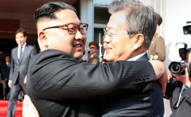 Kim Jong-Un (izquierda) y Moon Jae-in "intercambiaron opiniones y debatieron maneras de aplicar la declaración de Panmunjom" AFP