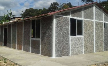 Casas construidas con plástico reciclado. Cortesía