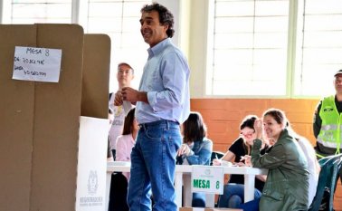 Sergio Fajardo madrugó a votar. 
 Tomada de Twitter