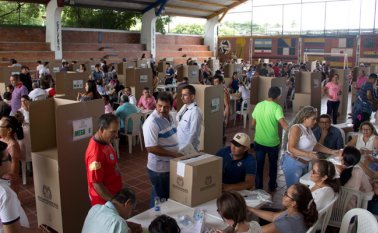 Las largas filas también fueron una constante desde las 8:00 de la mañana del domingo, cuando se abrieron las urnas, en los centros de votación de Bogotá.
 Alfredo Estévez / La Opinión