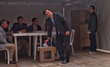 El registrador nacional del Estado Civil, Juan Carlos Galindo, en el momento en que ejerció su derecho al voto. Él, argumentó que la logística funcionó al ciento por ciento para que no hubiera alteraciones. Colprensa