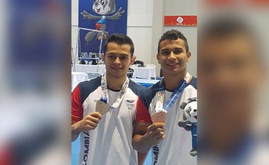 Los dos ganadores de medalla de la penúltima jornada de gimnasia sudamericana en Cochabamba, Andrés Martínez (izquierda) y el nortesantandereano Javier Sandoval. Cortesía