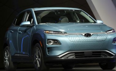 La electrificación de los vehículos de dos ruedas y de los autobuses avanza también fuertemente. AFP