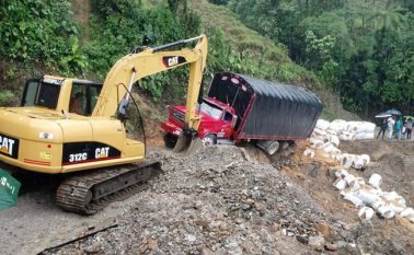 En el sector Santa María hay pérdida de la banca y los trabajos están paralizados. Diariamente quedan atrapados en el barro vehículos de carga pesada. Cortesía