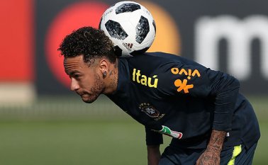 El presidente del club parisino dijo estar seguro de que N.10 continuará en el PSG. AFP