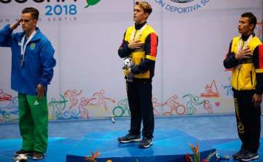 El gimnasta también se quedó con la presea de plata en la modalidad por equipos. Cortesía