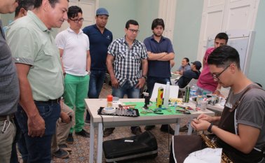Juan David Villacrez, lutier encargado de trabajar con los músicos del departamento que participan en las clínicas de reparación de instrumentos. César Obando y cortesía