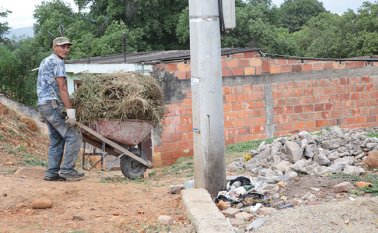 La comunidad denuncia que el sitio es utilizado para lanzar escombros y tapando el canal. César Obando