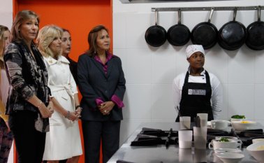 La política busca ofrecer alternativas de aprendizaje y trabajo para jóvenes y adultos, mejorar los productos y servicios culturales, fortalecer el emprendimiento y el autoempleo, entre otros. Colprensa