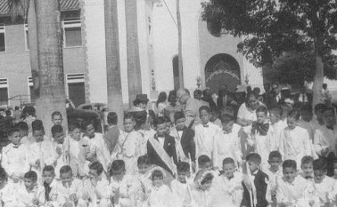 La misa fue precedida por una procesión que salió de los claustros del colegio. La Opinión