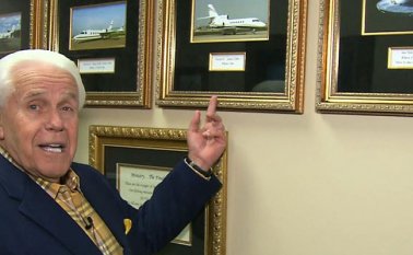 Jesse Duplaints  tiene tres aviones más, pero no le permiten hacer vuelos directos como él los quiere.  Internet