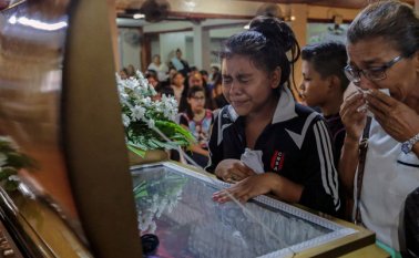 Familiares y amigos de Orlando Córdoba, de 14 años, supuestamente asesinado por la policía durante una protesta del Día de la Madre contra el presidente nicaragüense Daniel Ortega. AFP
