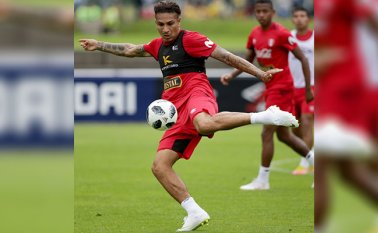 Paolo Guerrero de 34 años casi se pierde el mundial debido a una suspensión de 14 meses por dopaje. AFP