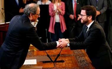 El presidente de Cataluña, Quim Torra, estrecha la mano del vicepresidente del Gobierno regional catalán. AFP