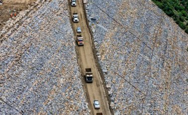 El equipo se concentra en la filtración de agua en la presa. Juan Antonio Sánchez