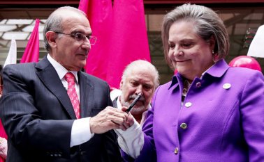 "Quienes le acompañamos en la lucha de la paz tenemos derecho a pedirle que reconsidere", le dijo López a de De la Calle. Colprensa