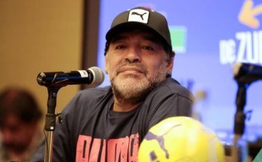 Hace cuatro meses Maradona tiene molestias en la rodilla. Archivo