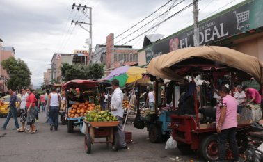 La avenida sexta con calle 7 fue tomada por los vendedores de frutas y verduras, que se colocaron en uno de los canales de circulación vehicular. César Obando / La Opinión