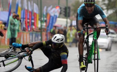 Prueba de ciclismo de ruta, desarrollada este domingo. En la foto, el ecuatoriano Bayron Guamá y el colombiano Juan Pablo Suárez. Colprensa