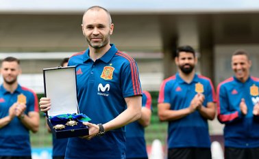 El jugador de 34 años oficializó su salida para la Vissel Kobe de Japón.   AFP