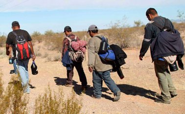 Centenares de niños fueron separados de sus padres en la frontera desde octubre. Internet
