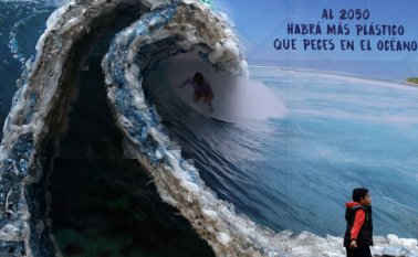 Una cartelera, en Santiago en la víspera del Día Mundial del Medio Ambiente, muestra a un hombre surfeando sobre una ola hecha de bolsas de plástico y botellas para retratar la contaminación del océano.
AFP