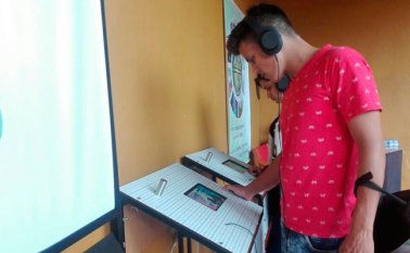 En la exposición los jóvenes por medio de la fotografía, la radio, producciones audiovisuales y escritos, narran las vivencias y esperanzas para que no se repita la historia.
 Javier Sarabia / La Opinión