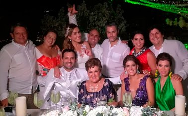 Andrés Carrillo Estrada, Ana María Salazar, Nataly Umaña, Juan Felipe Estrada Hernández, Juan José Vanegas, Andrea Camacho Pinto y Abraham Ararat. Sentados: Alejandro Estrada, Mariela Estrada Pulido, Catalina Estrada Hernández y Gladys Celi. Cortesía