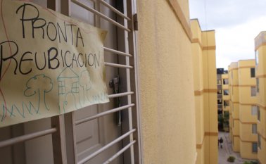 Los vecinos colocaron carteles en los cuatro pisos de la torre 28 de Cormoranes pidiendo una reubicación.
 César Obando / La Opinión