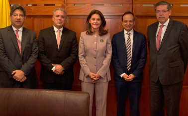 El aspirante a la presidencia Iván Duque y su fórmula vicepresidencial, Marta Lucía Ramírez, se reunieron este miércoles con los magistrados Alejandro Linares, presidente de la Corte Constitucional, y Carlos Bernal y Luis Guillermo Guerrero. Cortesía