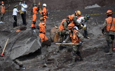 Hay 197 desaparecidos tras la potente erupción del volcán de Fuego. AFP
