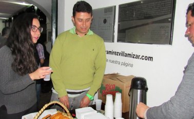 Los asistentes recibieron una galleta y la popular bebida de agua de panela y licor.
Roberto Ospino / La Opinión