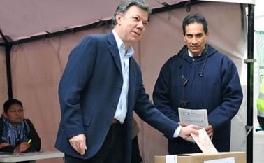 Juan Manuel Santos ejerciendo su derecho al voto. Archivo