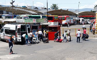 Frente a los ojos de todos, ‘arrastradores’ y algunas empresas se aprovechan de la necesidad de los venezolanos. Cortesía