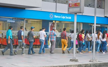 Un aspecto fundamental es no permitir que desconocidos que estén en la fila de los cajeros electrónicos le ayuden en la transacción.
Archivo