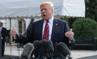 Trump provocó un escándalo desde que el lunes afirmó que tenía "el derecho absoluto" de auto-otorgarse la gracia presidencial. AFP