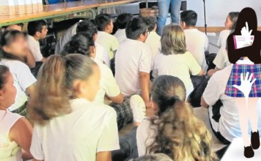 Algunas niñas se dedican a reclutar estudiantes para la prostitución. Archivo La Opinión